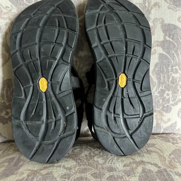 Women’s size 8.  Wore 3 times.  Just not a good fit for my feet. - Picture 2 of 3